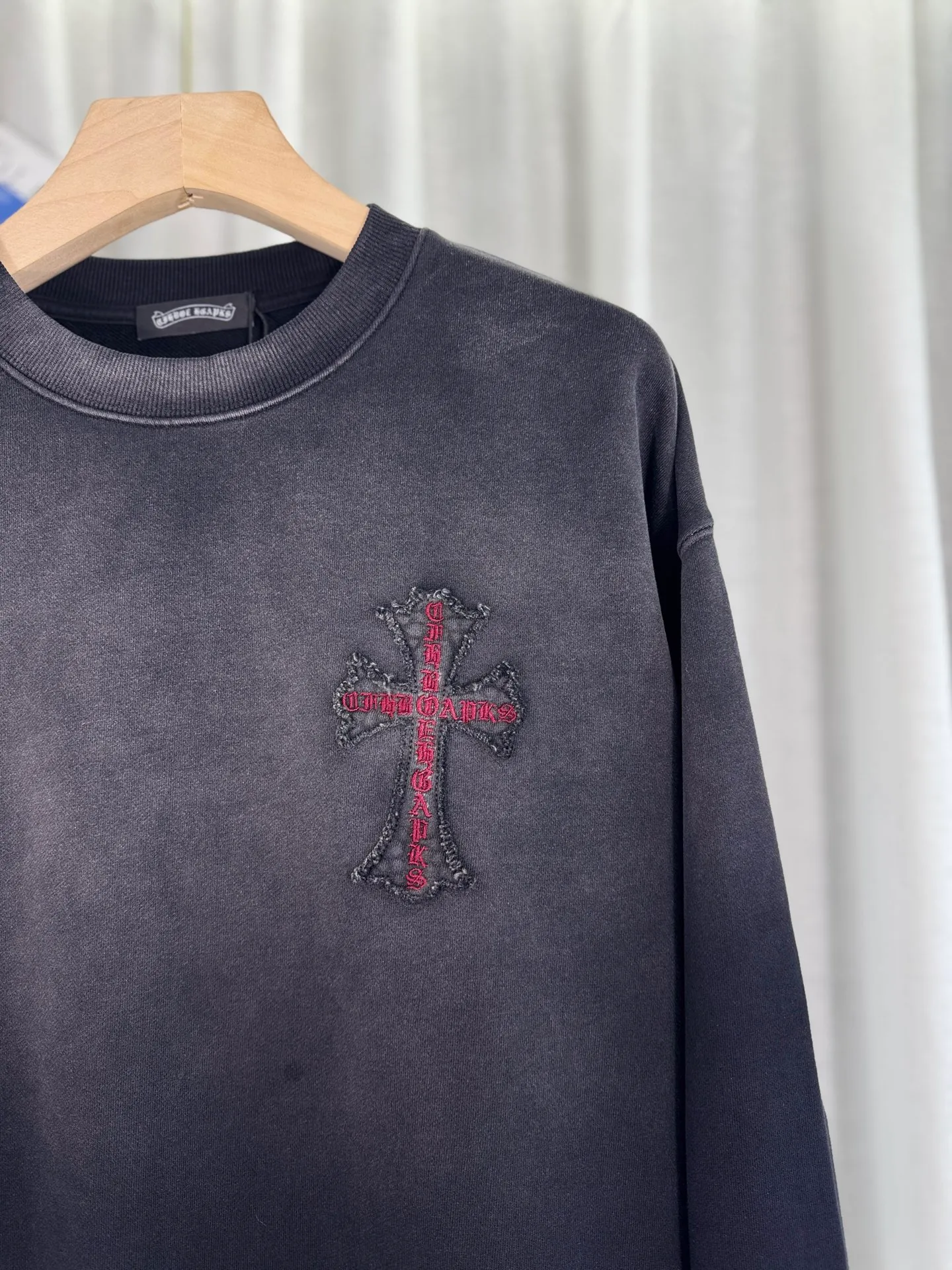 P280 top version, real shot without P, ​​different from market currency) 𝗖𝗵𝗿𝗼𝗺𝗲 𝗛𝗲𝗮𝗿𝘁𝘀/Cro Heart 2025 washed patch embroidery autumn and winter new original single counter American laser burnt 3D three-dimensional color embroidery couple casual sweatshirt 👑The highest version! Customized fabric 420g tripe terry fabric! American acid-washed and distressed original fabric laser burnt ✟appliqué embroidery and exquisite embroidery of letters! The best-selling model in the counter, very comfortable to wear. Accessories: original molded and authenticated collar label➕100% silk wash label. Genuine purchase-grade original hangtag➕matching hanging rope➕3D hanging beads➕original packaging bag. Craftsmanship: The original version has consistent wiring! The highest version of the armhole matching technique! Color: Rose Black Size: S M L XL Style Number: 25-308